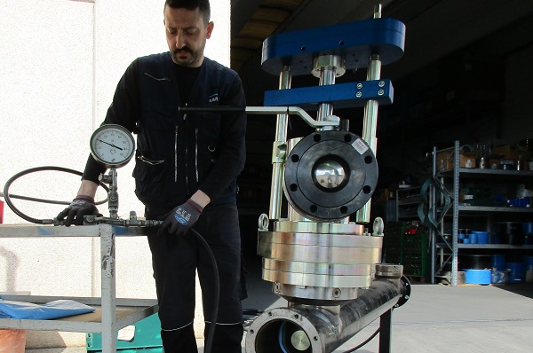 Proco Services 24bars-verktyg under test med 40 bars vattentryck hos Ravetti i Italien.